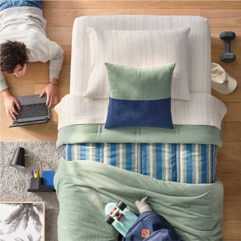 ROOM ESSENTIALS NWT striped lofty microfiber quilt -navy -full/queen